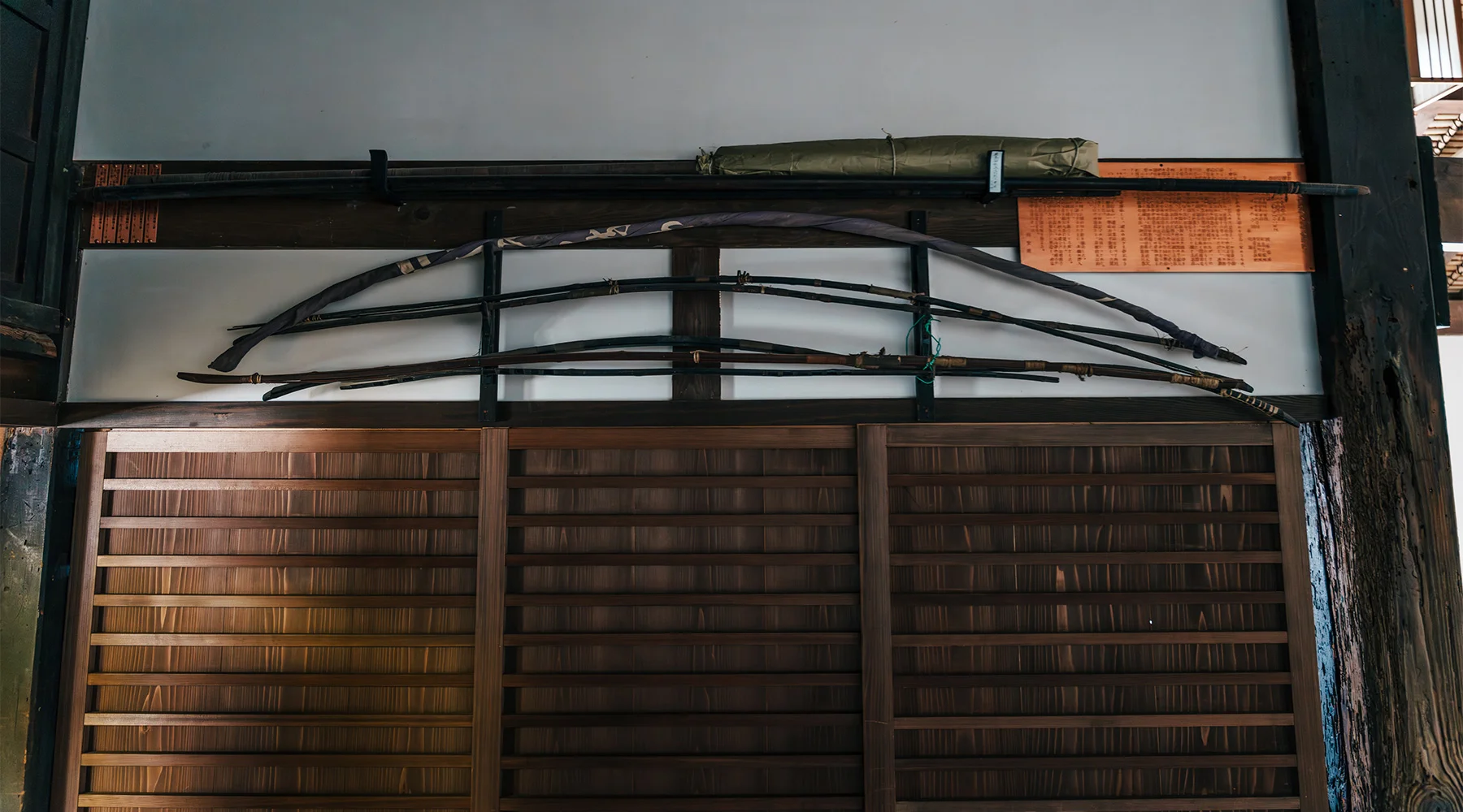 屋敷内には弓も残る。