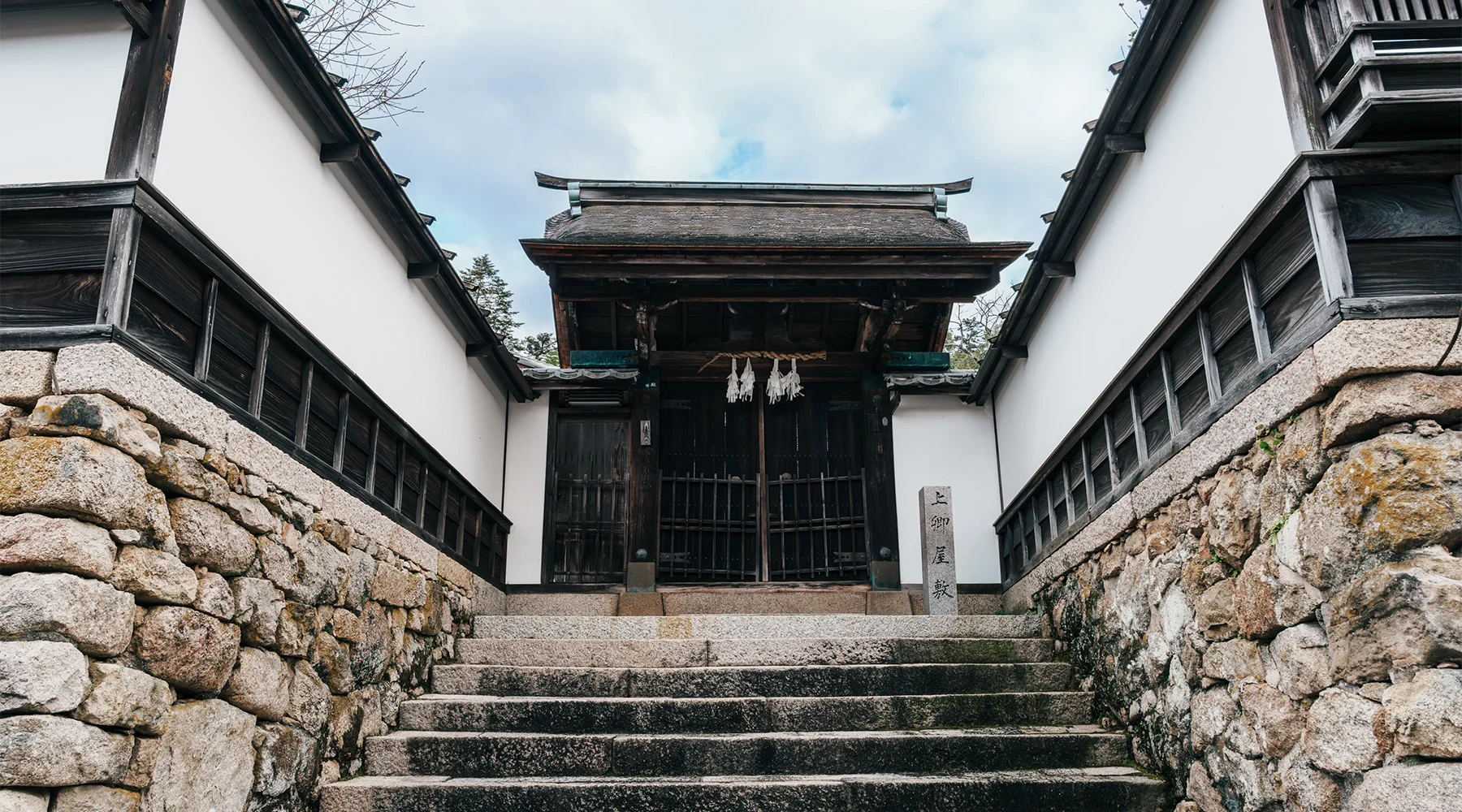 表門の祈祷札には1703年と記されているが、建築年ではなく上卿職の氏が三宅から林に替わった時のものと推測される。