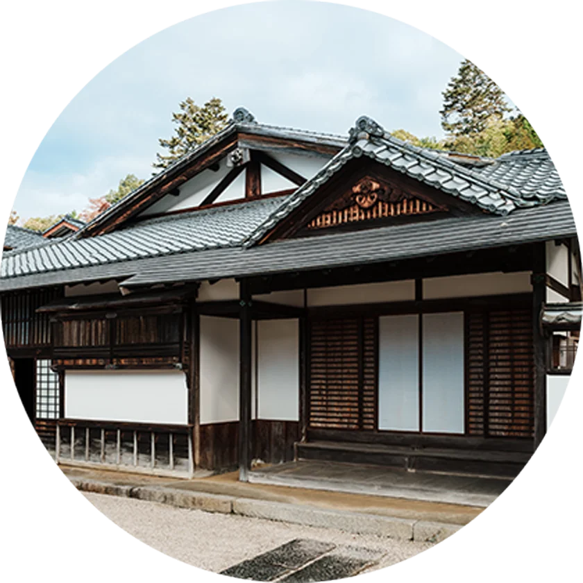 厳島神社を支えてきた現在も佇む神職の屋敷。