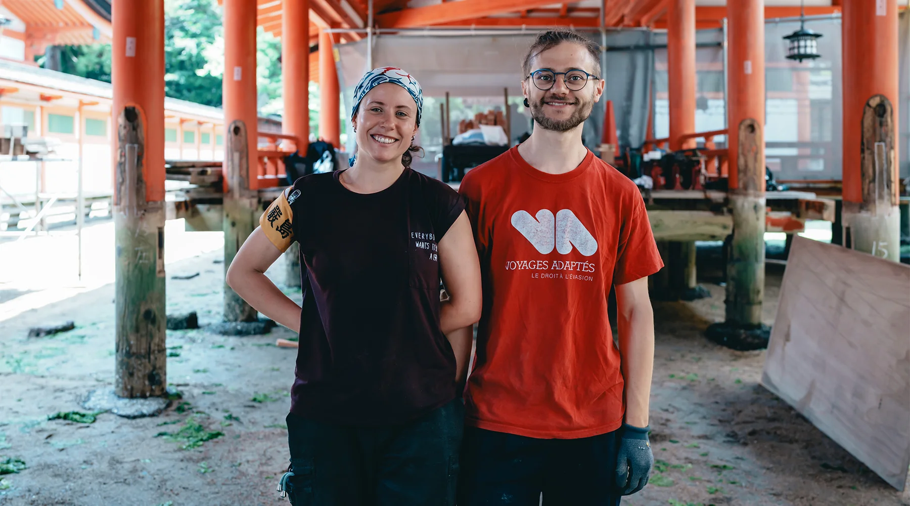 イタリア出身のパオロさん（右）とフランス出身のローマンさん（左）。建築会社をフランスで設立している。嚴島神社に外国から学びにきたのは初めてとのこと。