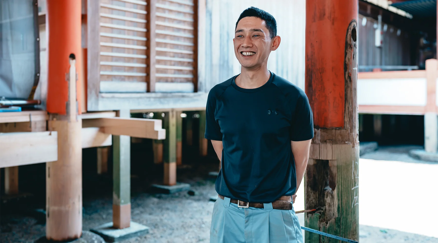 宮大工の日野幹稔さん。2024年には家族を島根から呼び寄せ、宮島に腰を落ち着けた。