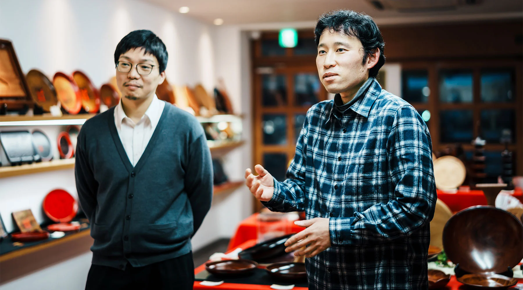 左から伝統工芸士の大野浩さん・沖田要さん