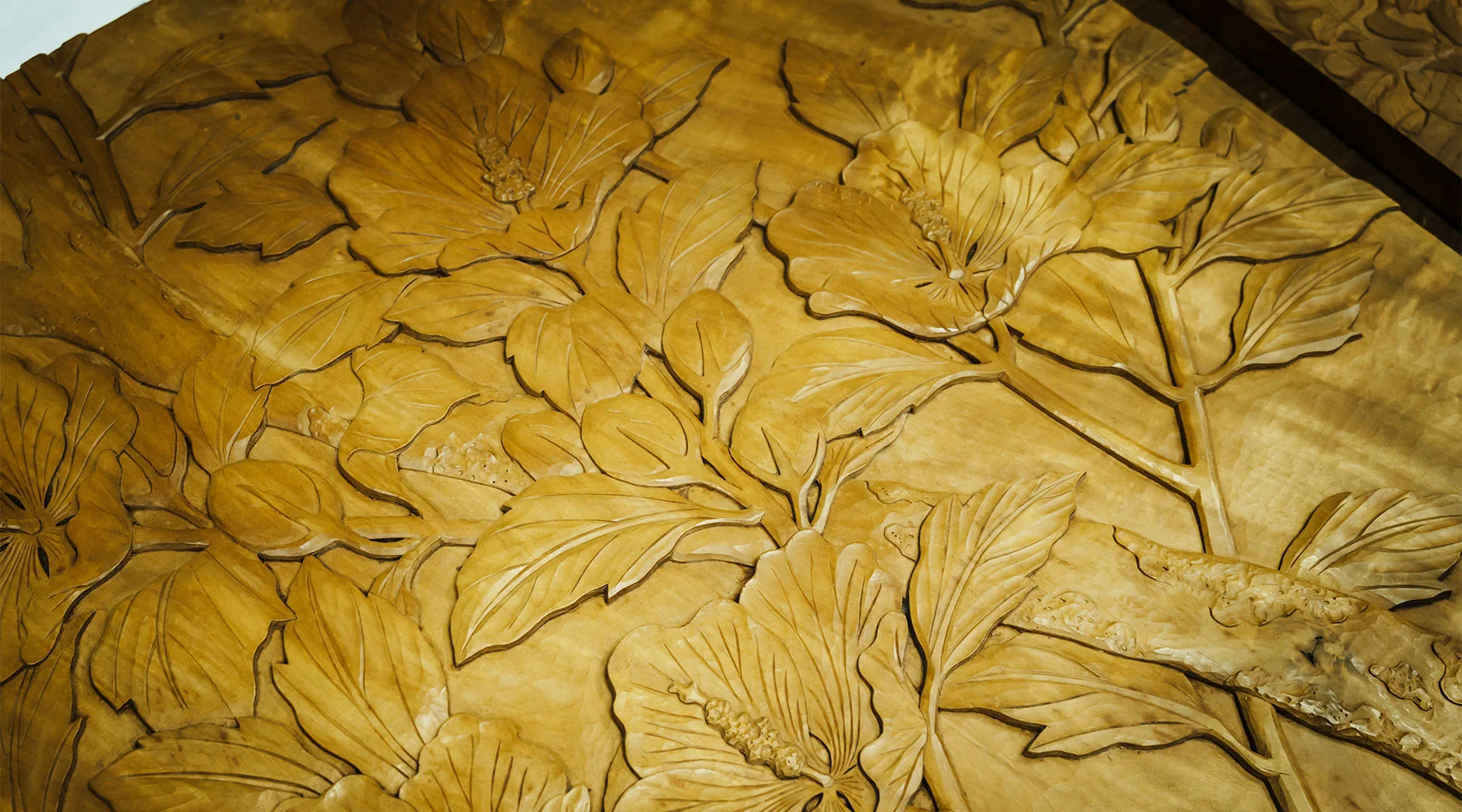 木製品の表面に装飾彫刻を施す「宮島彫り」