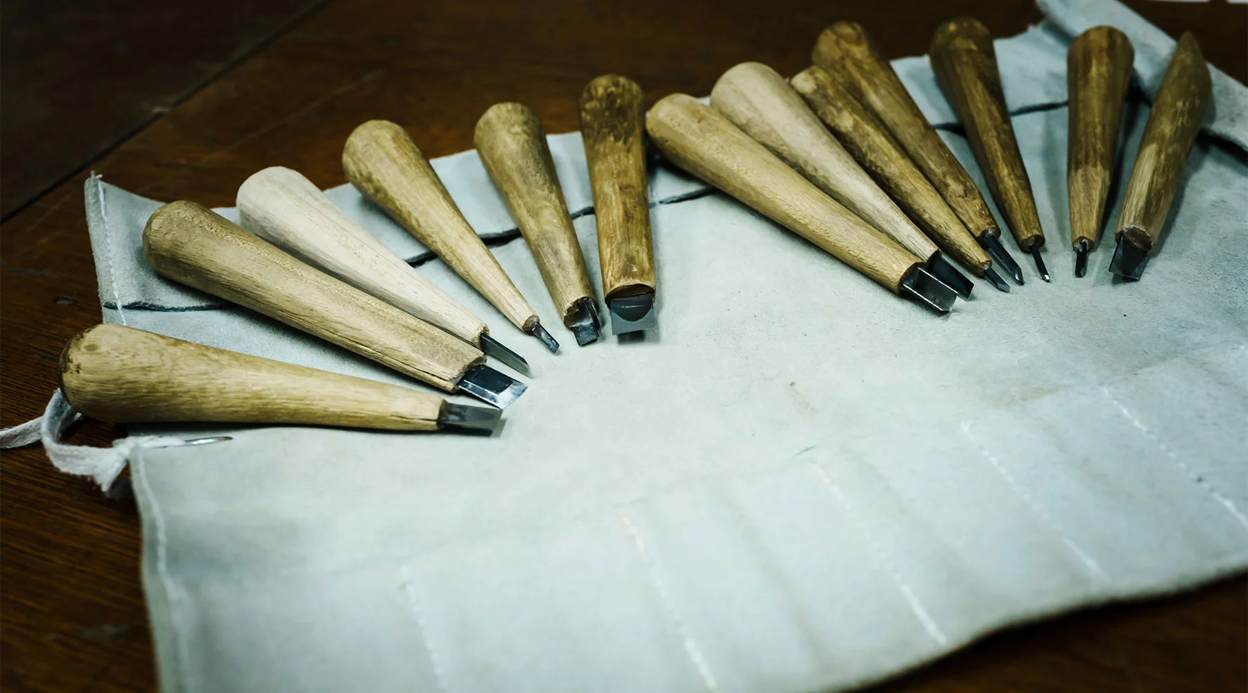 用途や握りやすさに合わせて、彫刻刀は柄や刃先を加工。