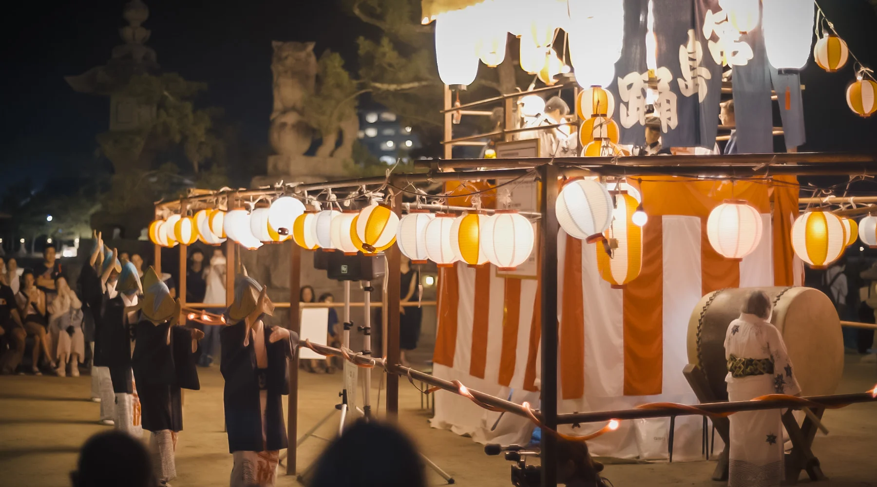 編み笠を目深にかぶって顔を隠し、上着は黒紋付き。左右交互に手を上げ下げしながら、すり足で進んではゆったりと回転する。