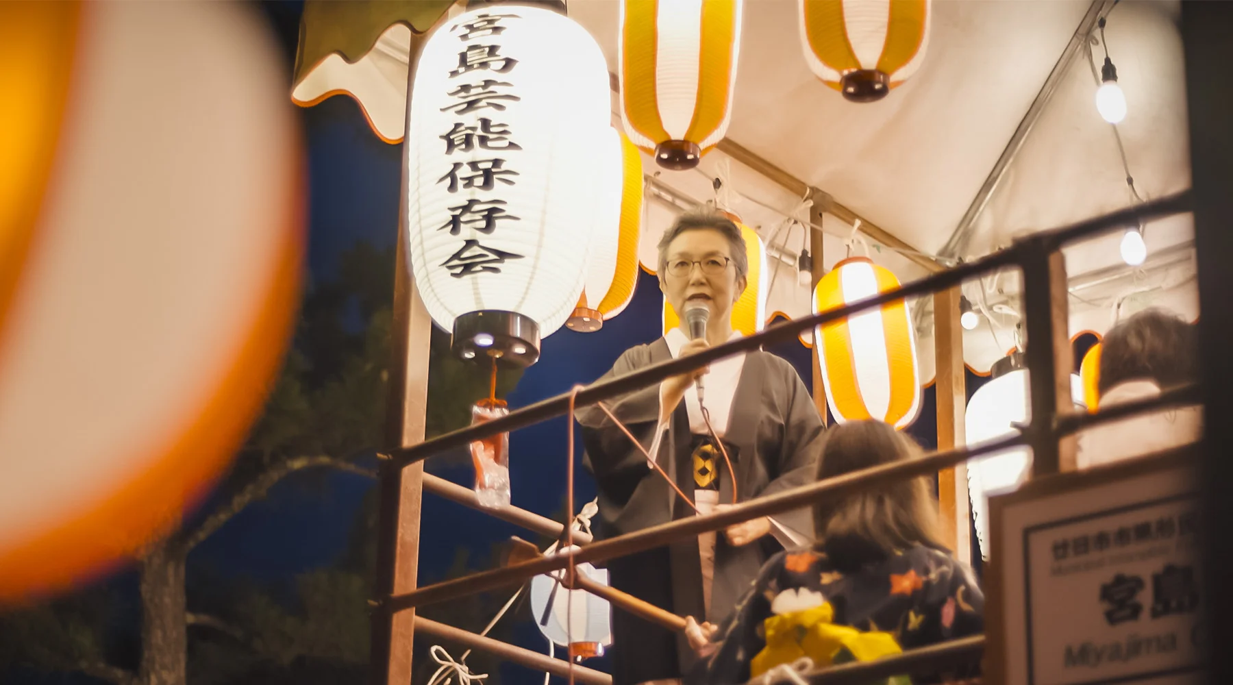 あいさつに立つ岡田さん