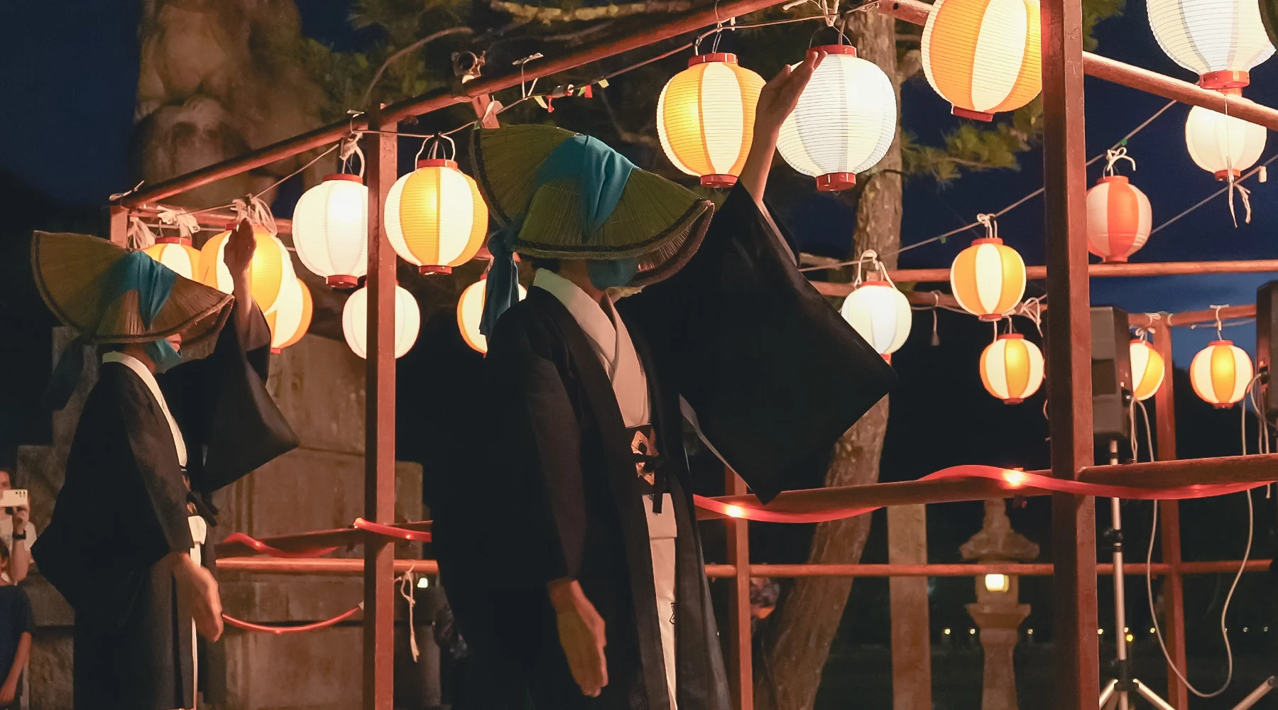 黒紋付き衣装で、手を左右交互にゆっくりと上げ下げするのが宮島踊