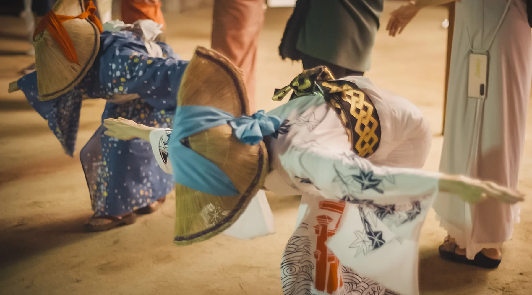 衣装も異なる「すずめ踊り」は、明治時代に加わった新しい踊り。宮島踊と一緒に踊られる