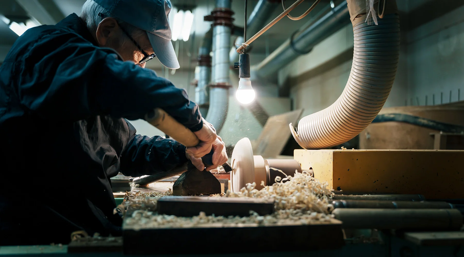 木材から削り出される、完璧な円形。