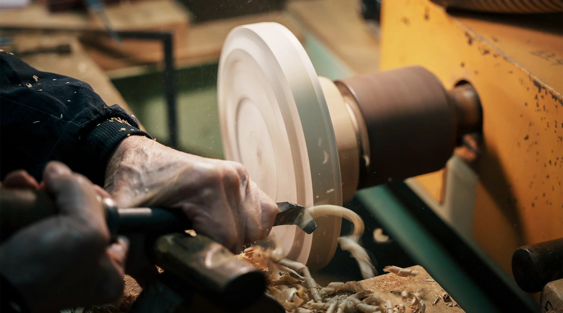 材料はケヤキが中心。木目が美しく、漆の染み込みも良い。