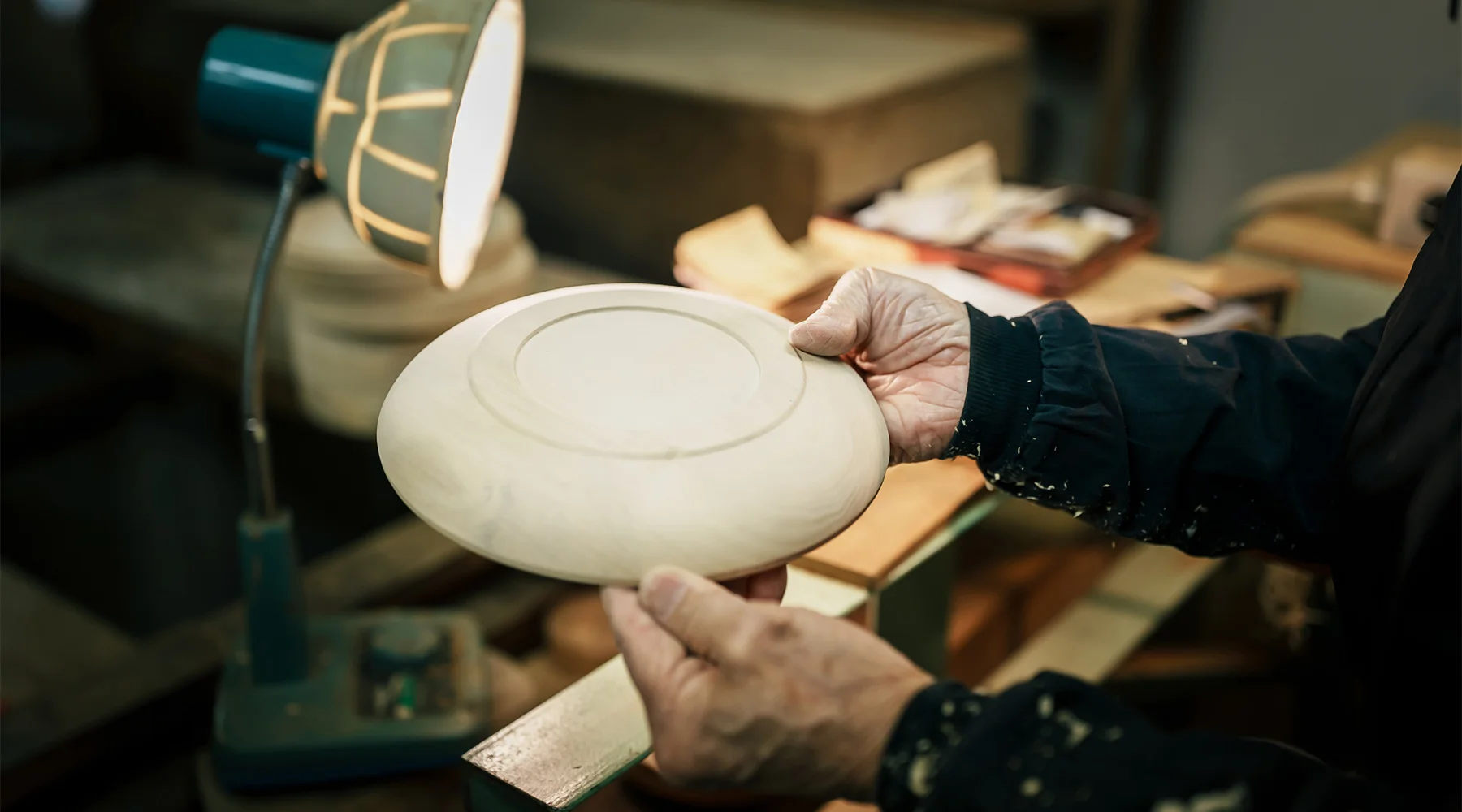 材料はケヤキが中心。木目が美しく、漆の染み込みも良い。