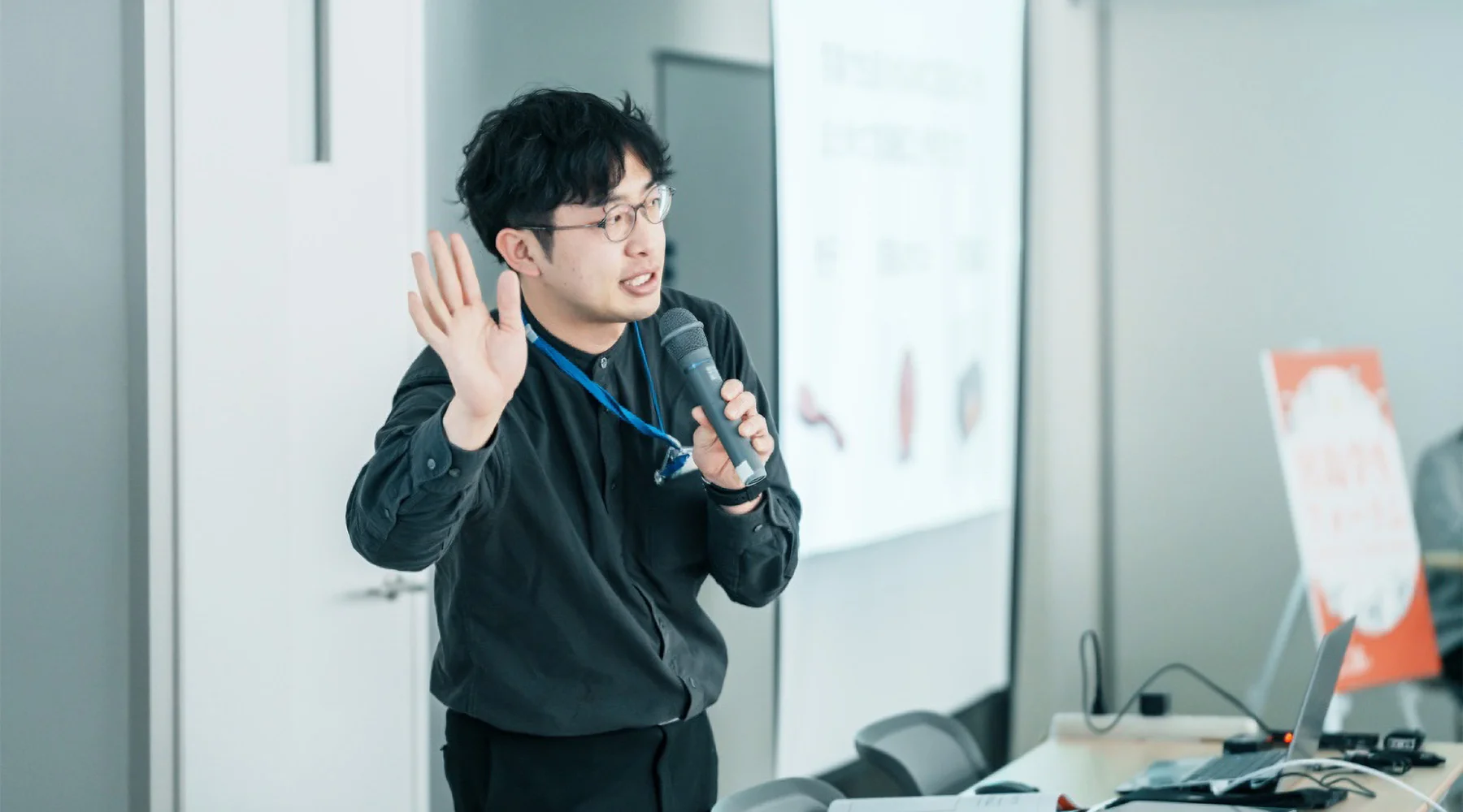 ワークショップの開催や展示会の企画などでも、宮島ろくろ細工の情報を発信している。